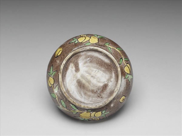 素三彩花卉紋盒