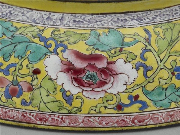 銅胎畫琺瑯黃地開光花卉盤