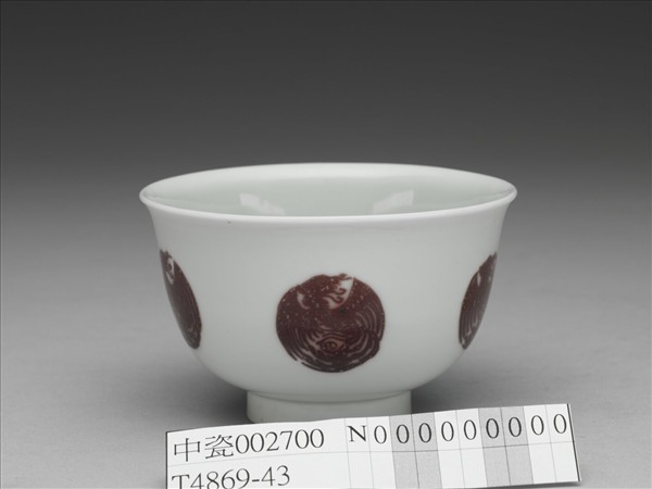 白瓷釉裡紅團鳳紋杯