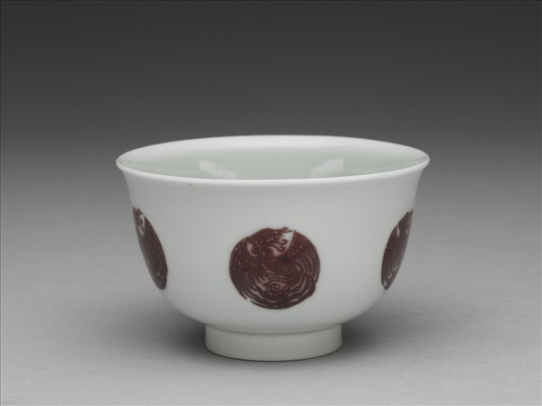 白瓷釉裡紅團鳳紋杯