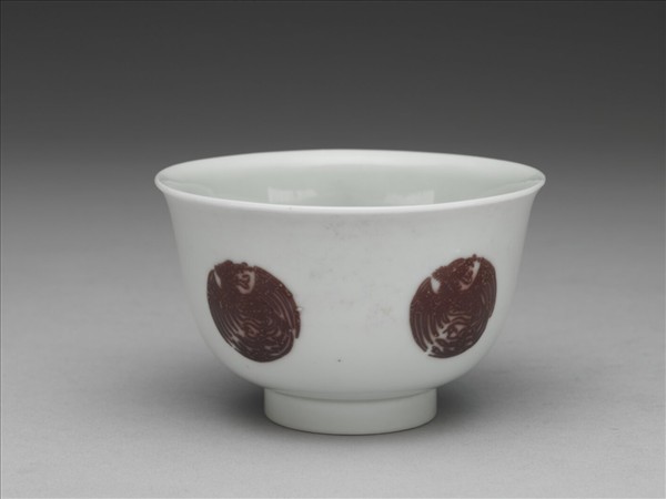 白瓷釉裡紅團鳳紋杯