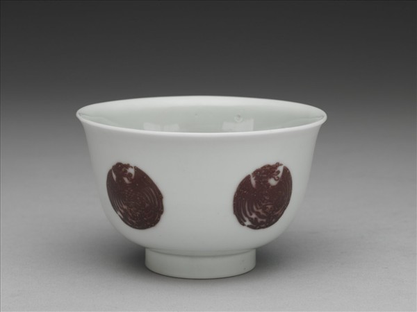 白瓷釉裡紅團鳳紋杯