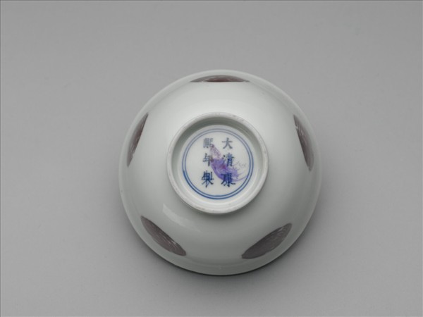 白瓷釉裡紅團鳳紋杯