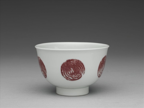 白瓷釉裡紅團鳳紋杯