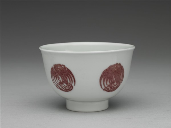 白瓷釉裡紅團鳳紋杯