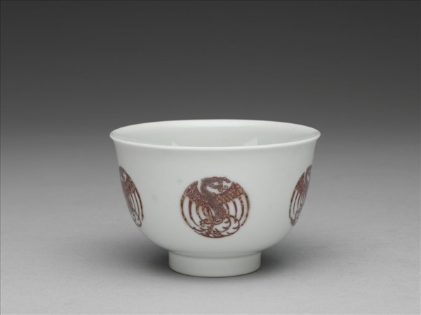 白瓷釉裡紅團鳳紋杯