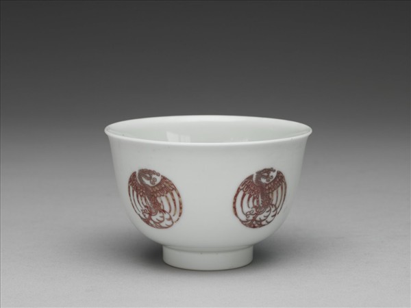 白瓷釉裡紅團鳳紋杯