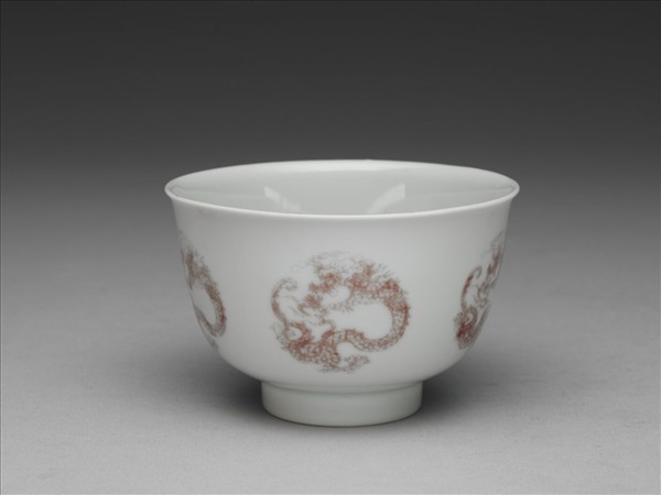 白瓷釉裡紅團龍紋杯
