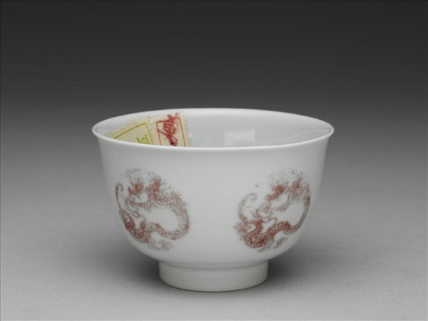 白瓷釉裡紅團龍紋杯