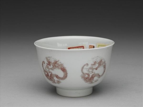 白瓷釉裡紅團龍紋杯