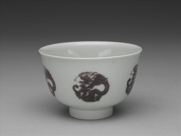 白瓷釉裡紅團龍紋杯