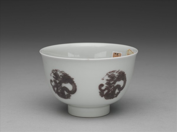 白瓷釉裡紅團龍紋杯