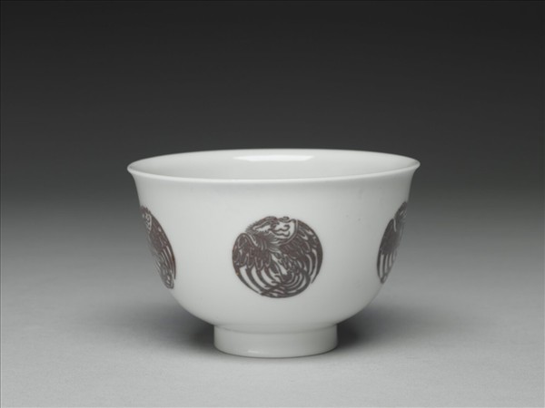 白瓷釉裡紅團鳳紋杯