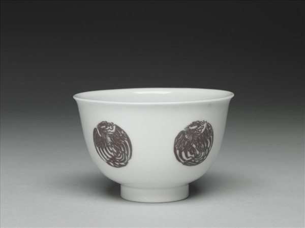 白瓷釉裡紅團鳳紋杯