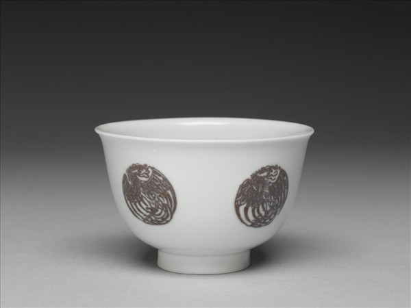 白瓷釉裡紅團鳳紋杯