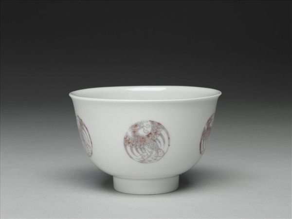 白瓷釉裡紅團鳳紋杯