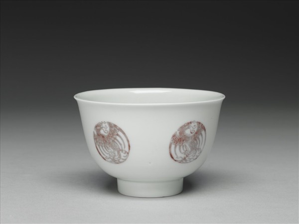 白瓷釉裡紅團鳳紋杯