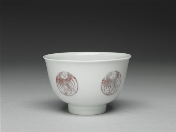 白瓷釉裡紅團鳳紋杯