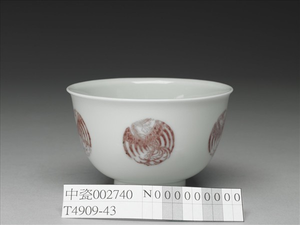 白瓷釉裡紅團鳳紋杯