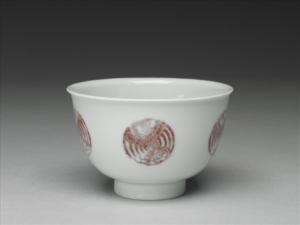 白瓷釉裡紅團鳳紋杯