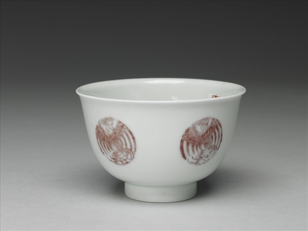 白瓷釉裡紅團鳳紋杯