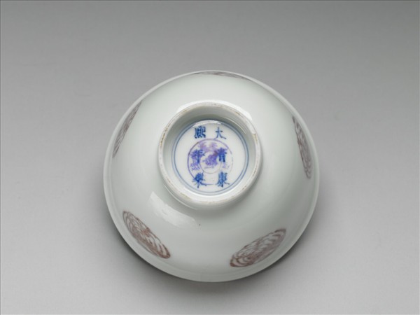 白瓷釉裡紅團鳳紋杯