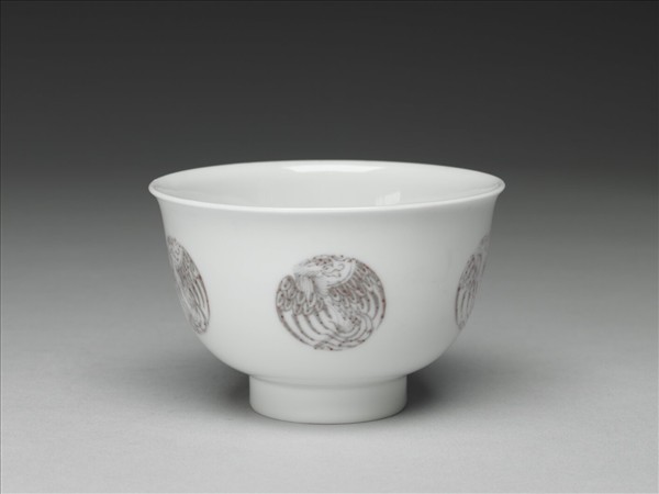 白瓷釉裡紅團鳳紋杯