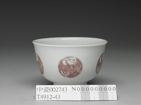 白瓷釉裡紅團鳳紋杯