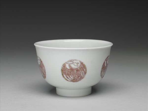 白瓷釉裡紅團鳳紋杯