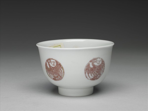 白瓷釉裡紅團鳳紋杯