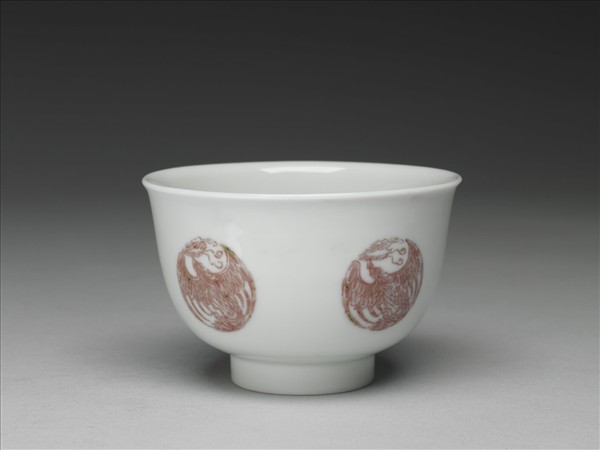 白瓷釉裡紅團鳳紋杯