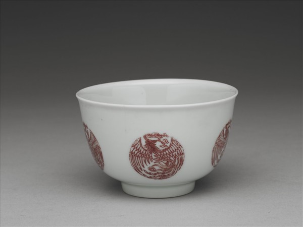 白瓷釉裡紅團鳳紋杯