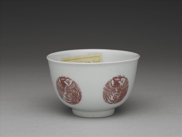 白瓷釉裡紅團鳳紋杯