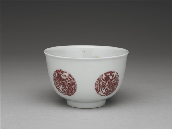 白瓷釉裡紅團鳳紋杯