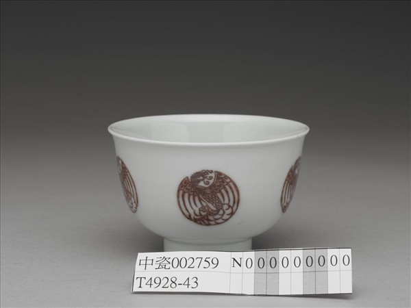 白瓷釉裡紅團鳳紋杯