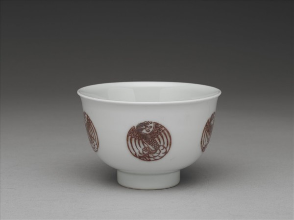 白瓷釉裡紅團鳳紋杯