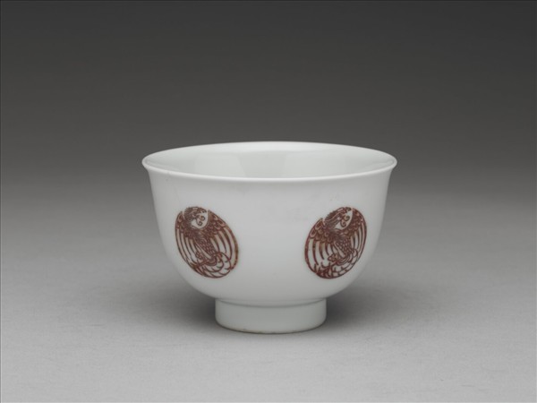 白瓷釉裡紅團鳳紋杯