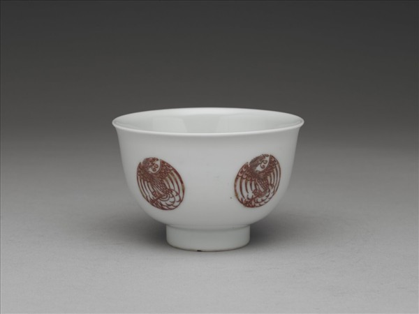 白瓷釉裡紅團鳳紋杯