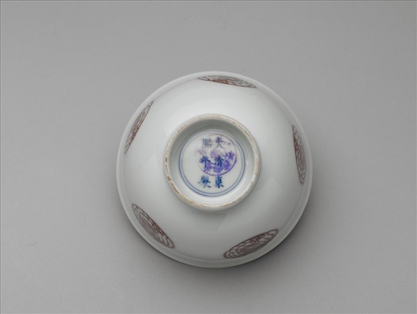 白瓷釉裡紅團鳳紋杯