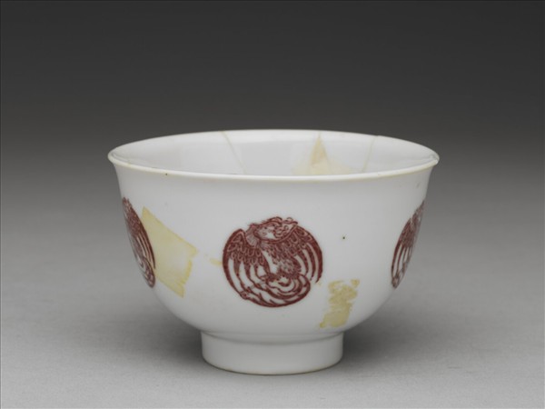 白瓷釉裡紅團鳳紋杯