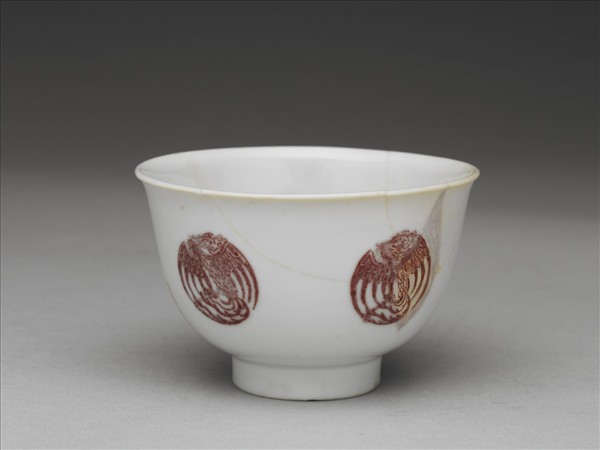 白瓷釉裡紅團鳳紋杯