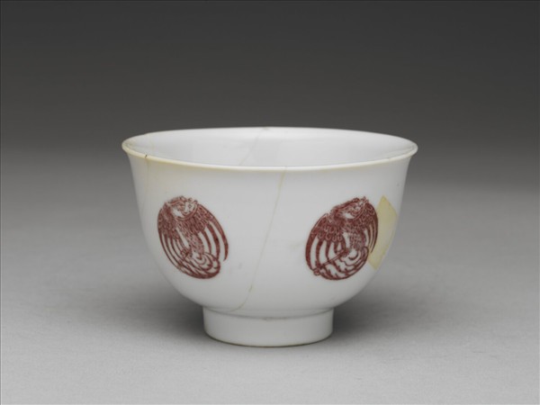 白瓷釉裡紅團鳳紋杯