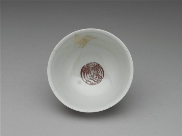 白瓷釉裡紅團鳳紋杯