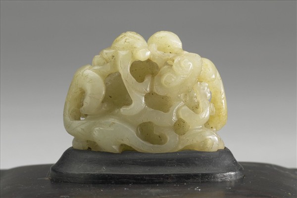 螭虎啣芝紋玉頂