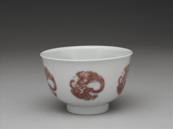 白瓷釉裡紅團龍紋杯