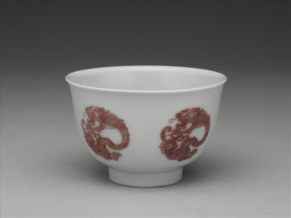 白瓷釉裡紅團龍紋杯