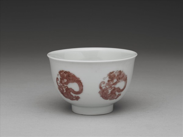 白瓷釉裡紅團龍紋杯