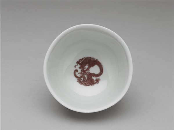 白瓷釉裡紅團龍紋杯
