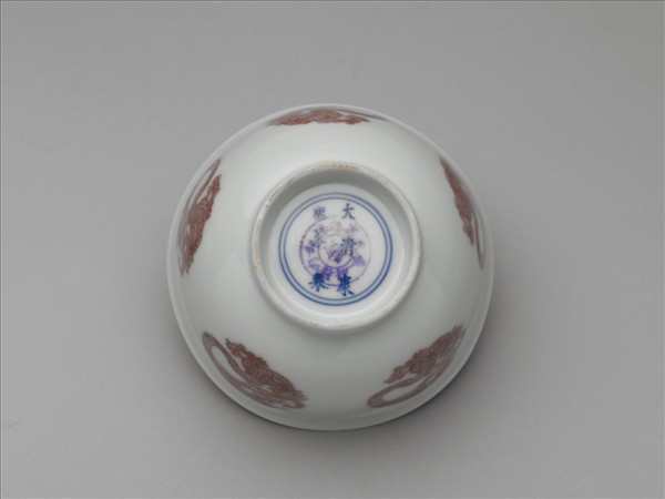 白瓷釉裡紅團龍紋杯