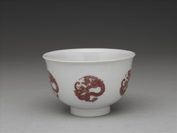 白瓷釉裡紅團龍紋杯